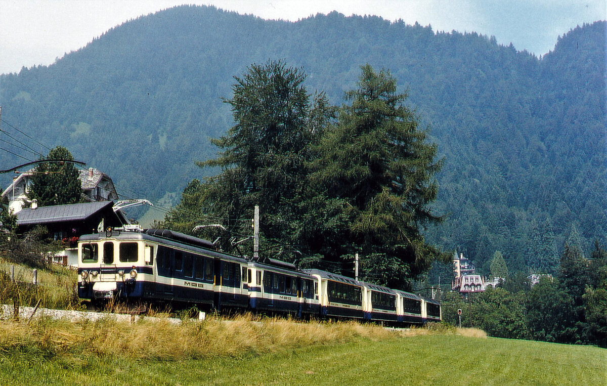 Montreux-Oberland bernois (MOB).
BDe 4/4 3003 und BDe 4/4 3004 mit dem Panoramic-Express nach Montreux bei Les Avants im August 1984.
Foto: Walter Ruetsch