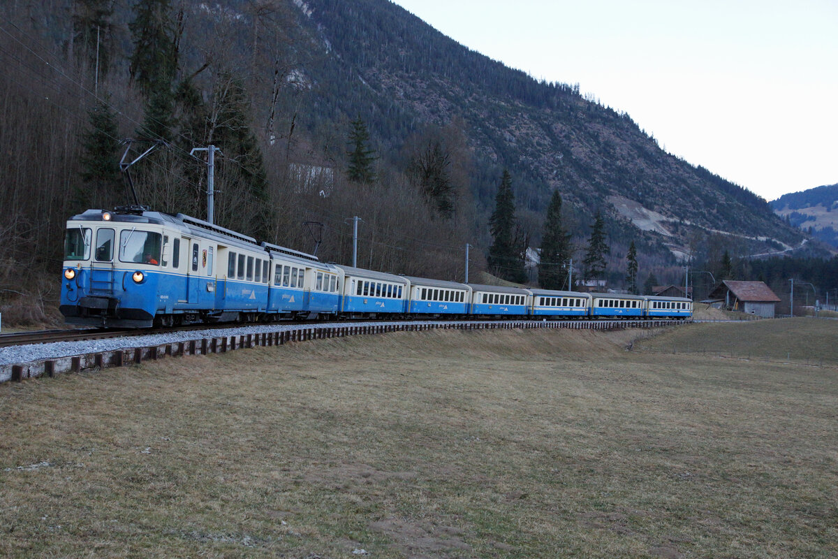 Montreux-Oberland bernois (MOB).
Der ABDe 8/8 4003  BERN  mit einem blauen Zug bei Blankenburg am 1. Januar 2017.
Foto: Walter Ruetsch