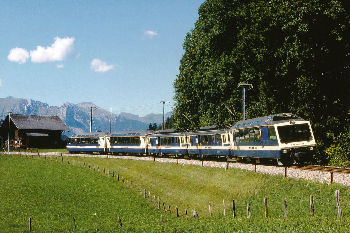 Montreux-Oberland bernois (MOB).
Der Superpanoramic wurde mit den damals neuen ASt 116 und ASt 117 an beiden Enden geführt. In der Mitte des modernsten Zuges liefen in der Regel die beiden BDe 4/4 3005 und BDe 4/4 3006 aus den Jahren 1944/1946. 
Auf der Fahrt in die Lenk bei Blankenburg im April 1988.
Foto: Walter Ruetsch