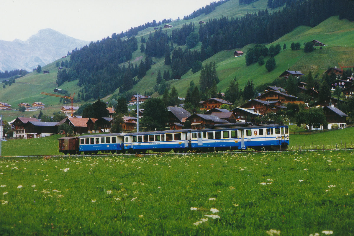 Montreux - Oberland bernois MOB.
Erinnerung an die alte MOB.
Gemischter Regionalzug mit BDe 4/4 3001 bis 3002, Baujahr 1976,1982, bei Rossinière im Juli 1993.
Foto: Walter Ruetsch 