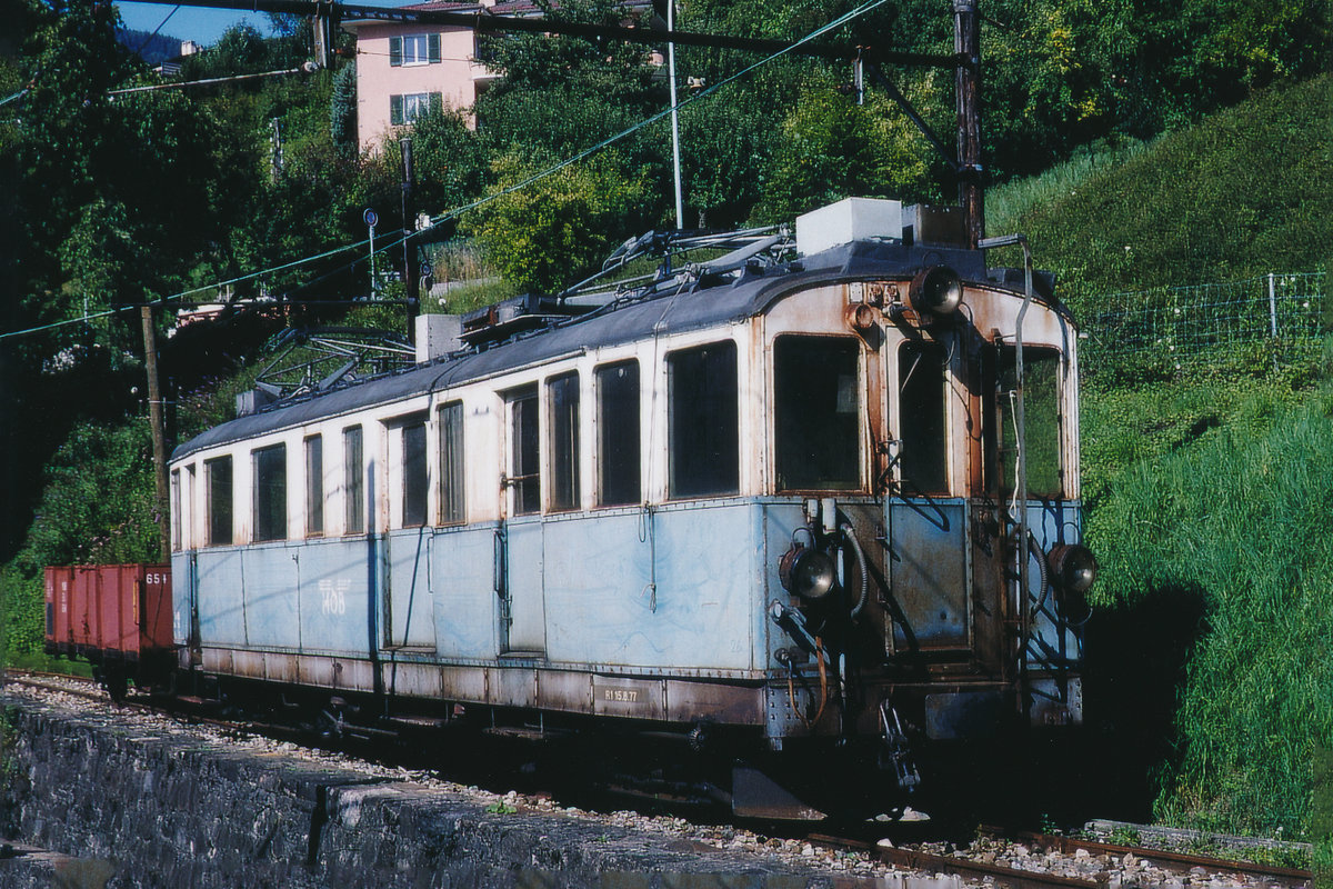 Montreux - Oberland bernois MOB
Kurze Streckenabschnitte von längst eingestellten Linien werden auch noch im Jahre 2018 für den Bahnbetrieb genutzt.

Die Strassenbah Clarens-Chailly-Blonay CCB wurde am 31. Dezember 1955 still gelegt.
Auf dem erhaltenen kurzen Gleisabschnitt der damaligen CCB bei der MOB Haltestelle Fontanivent werden seit Jahren ausrangierte Fahrzeuge der MOB abgestellt, die für die baldige Verschrottung vorgesehen sind.

Im Sommer 1993 war der Diensttriebwagen BDe 4/4 26 an der Reihe.
Foto: Walter Ruetsch

