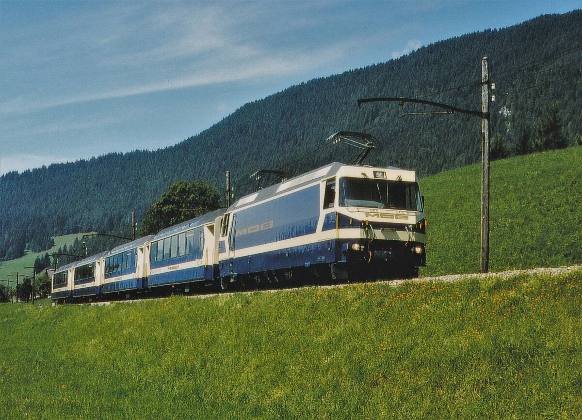 Montreux-Oberland bernois (MOB).
Mit der Inbetriebnahme der neuen Lokomotiven GDe 4/4 6001-6004 im Jahre 1983 sowie der Ge 4/4 8001-8004  im Jahre 1995 hat sich auch die Traktion vom LUXUSZUG verändert.
PANORAMICEXPRESS auf der Fahrt nach Zweisimmen im Juni 1997 mit Ge 4/4 zwischen Château-d’Oex und Saanen.
Zum Vergleich siehe ID 1262463 und ID 1262521, eingestellt am 3. und 4. August 2021.
Foto: Walter Ruetsch