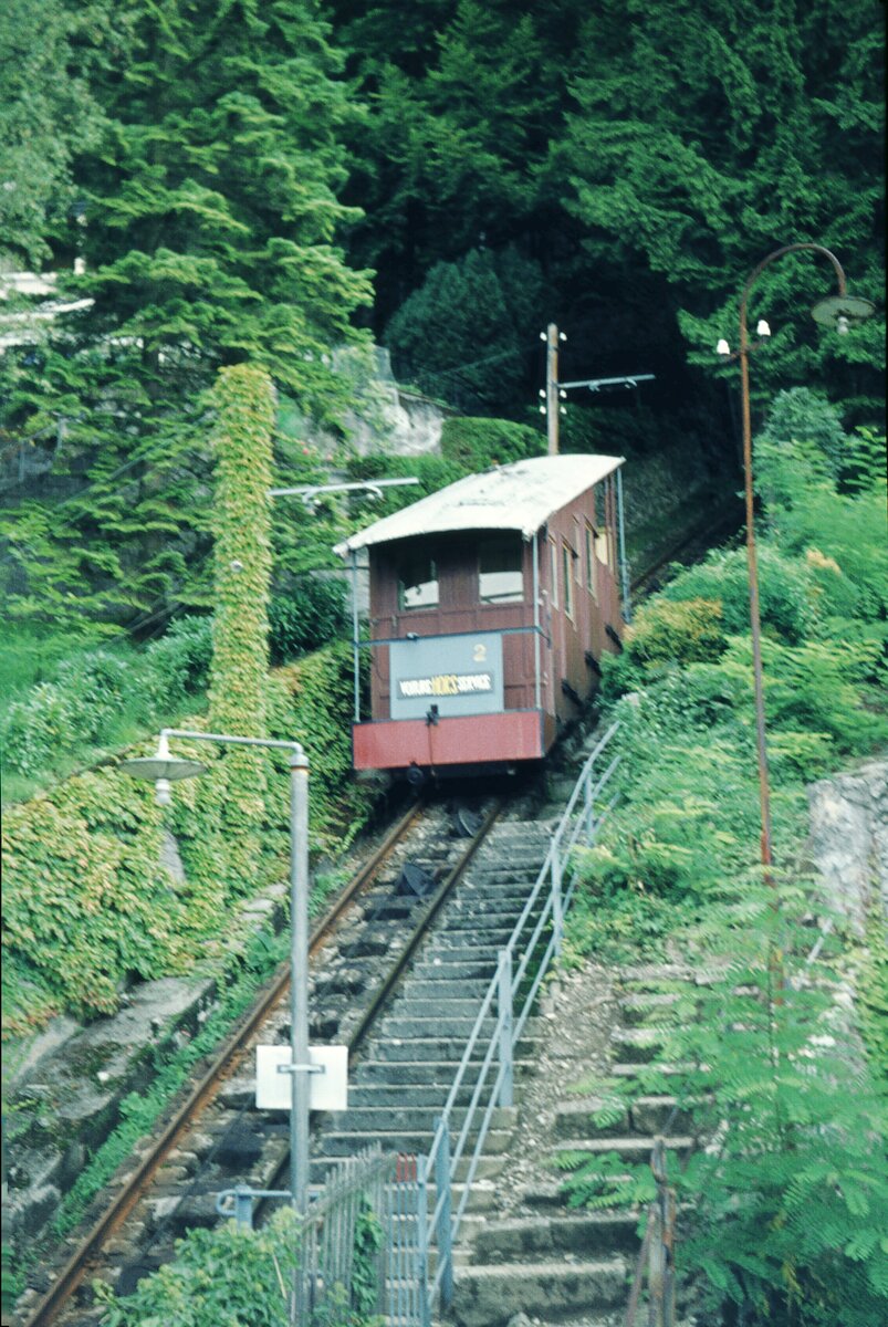 Montreux_Funiculaire_Territet-Mt.Fleuri__1910 wurde diese Standseilbahn eröffnet. Die Anlage hatte 5 Zwischenstationen.  09-1976