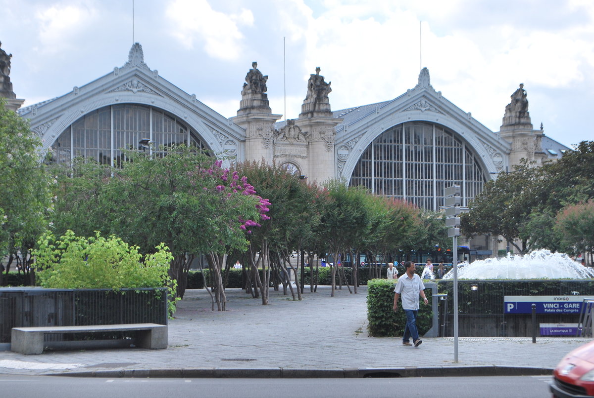 Monumentale Fassade des Hauptbahnhofes Tours an der Loire. 5. Juli 2018.