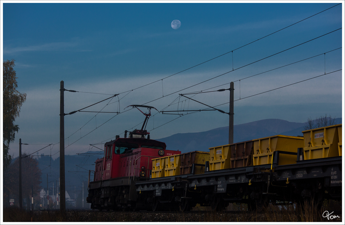 Moonlight Shadow - 1063 021 bringt einen Mobilerzug von Preg nach St.Lorenzen. 
St.Lorenzen 10.2013