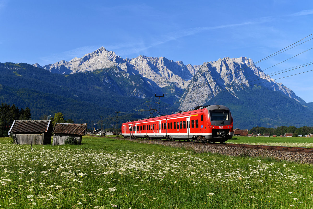  Mops vor Zugspitzmassiv  oder das bisherige Pleiten, Pech und Pannenbild des Jahres: Am 10. Juli 2020 wollte ich die mit Doppelstockwagen und 111 in Sandwich-Bespannung geführte RB 59456 nach München HBF bei Garmisch-Partenkirchen mit Alpspitze und Zugspitze im Hintergrund aufnehmen. Allerdings gab es genau an diesem Tage ein Problem an der Garnitur. DB Regio muss für die Flexibilität gelobt werden, relativ schnell wurde der 440 025 als Ersatzzug in Verkehr gebracht. Ob ich mich ärgern oder freuen soll, weiß ich nicht so recht - das geplante Bild kam nicht zustande, allerdings sind Einsätze der Baureihe 440 im Werdenfels auch alles andere als alltäglich. 