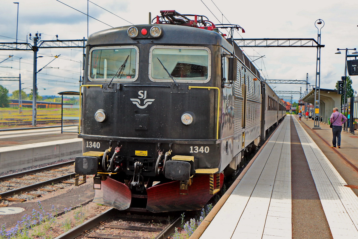 Mora am 30. Juni 2022, steht nach Rangierfahrten SJ 1340 als IC nach Stockholm bereit.