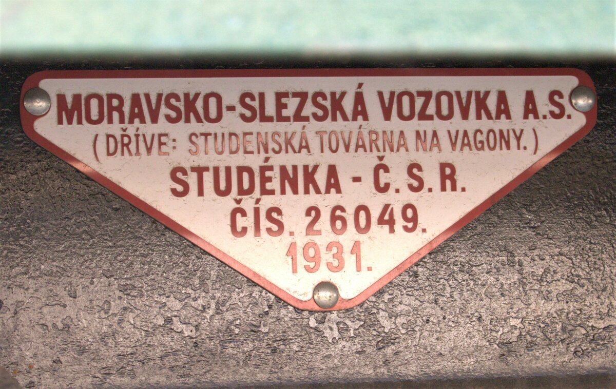 Moravsko-slezská vozovka a.s. 1931  , später dann 1939 – Mai 1945 auch Mährisch-Schlesische Fahrzeugwerke AG ... Dezember 1998 Moravskoslezská vagónka.
dies ist das Typenschild des aufgearbeiteten Wagens der Gattung Zlb z, welcher in den kurzen Sonderzug eingestellt wurde.
Ich gehe davon aus, das der Eisenbahn Verein von Letohrad den Wagen aufgearbeitet hat.
Der Freundliche Triebfahrzeugführer, der die Besichtigung des Führerstandes von 
854  034-6    Karel  versuchte mir, das zu erklären.
02.10.2021 12:41 Uhr.