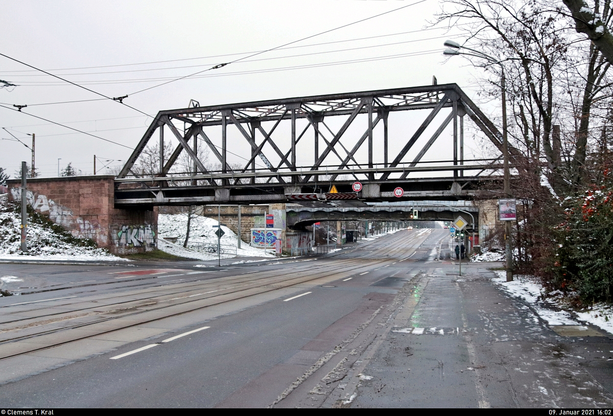 Morgen ist es soweit: Dann hat für die Argentinierbrücke in Halle Rosengarten die letzte Stunde geschlagen. Gemeinsam mit zwei anderen Brücken wird der 70 Tonnen schwere Stahlkoloss laut DB in einer  konzentrierten Tag- und Nachtaktion  samt Widerlager abgerissen. Dafür muss die Merseburger Straße bis zum Morgen des 8.2. vollgesperrt werden.
 Entstehen wird in den nächsten Monaten eine neue zweiteilige Rosengartenbrücke mit höherer Durchfahrt sowie mit zur Fahrbahn abgegrenzten beidseitigen über fünf Meter breiten Fuß- und Radwegen. Das ist ein gemeinsames Projekt mit der Stadt. 

🚩 Bahnstrecke Halle–Hann. Münden (KBS 590)
🕓 9.1.2021 | 16:02 Uhr