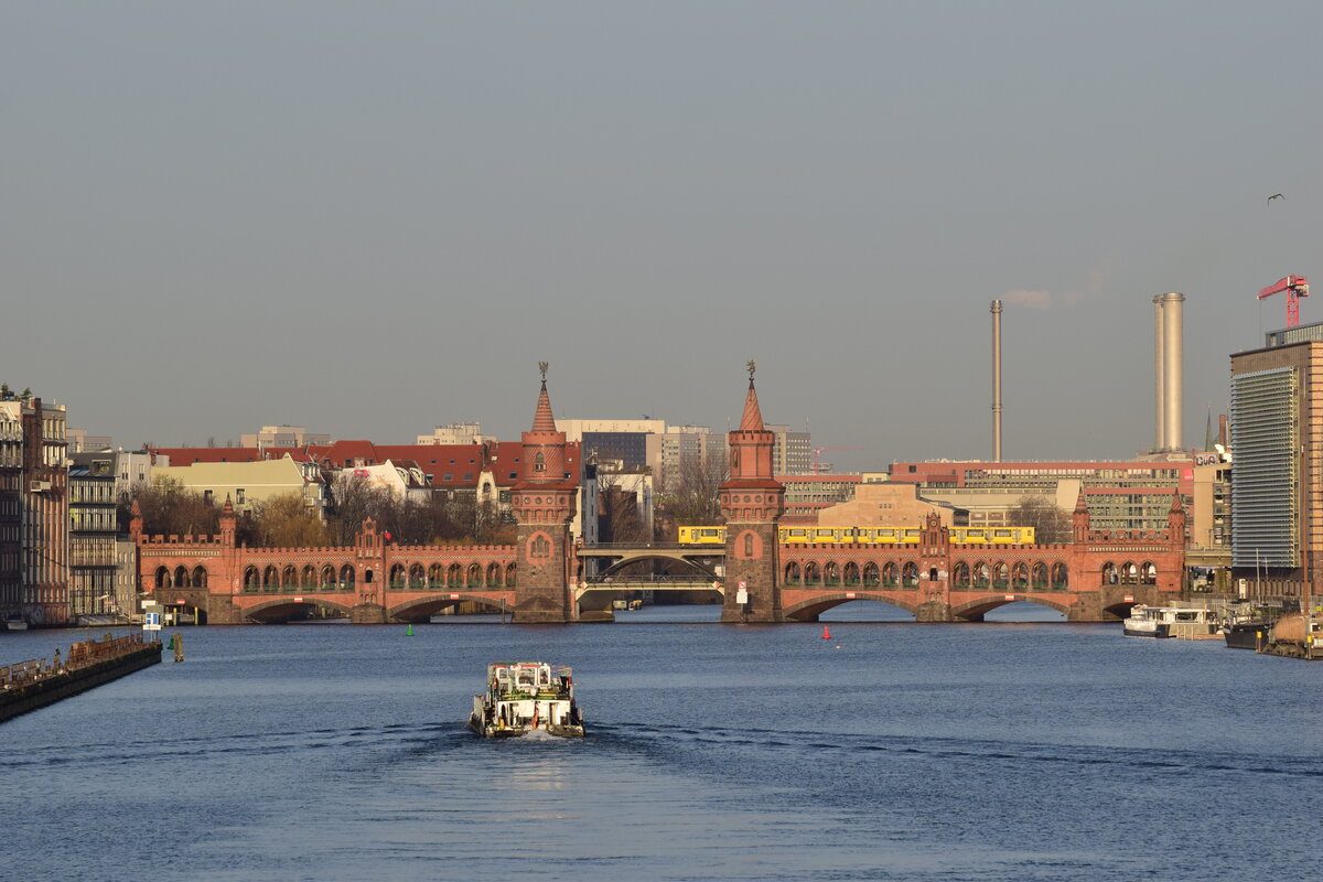 Morgen Idylle an der Oberbaumbrücke. Blick auf die Oberbaumbrücke von der B96 am Treptower Park.

Berlin 14.02.2022