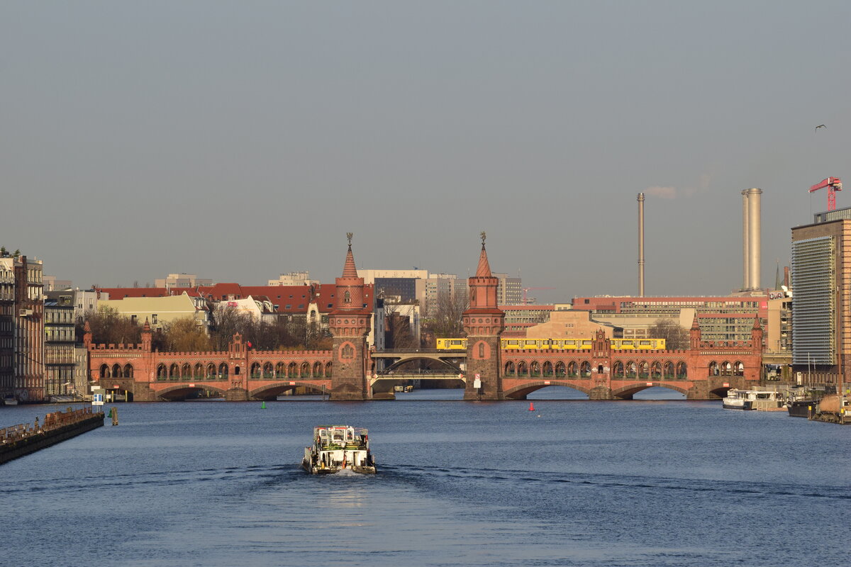 Morgen Idylle an der Oberbaumbrücke. Blick auf die Oberbaumbrücke von der B96 am Treptower Park.

Berlin 14.02.2022