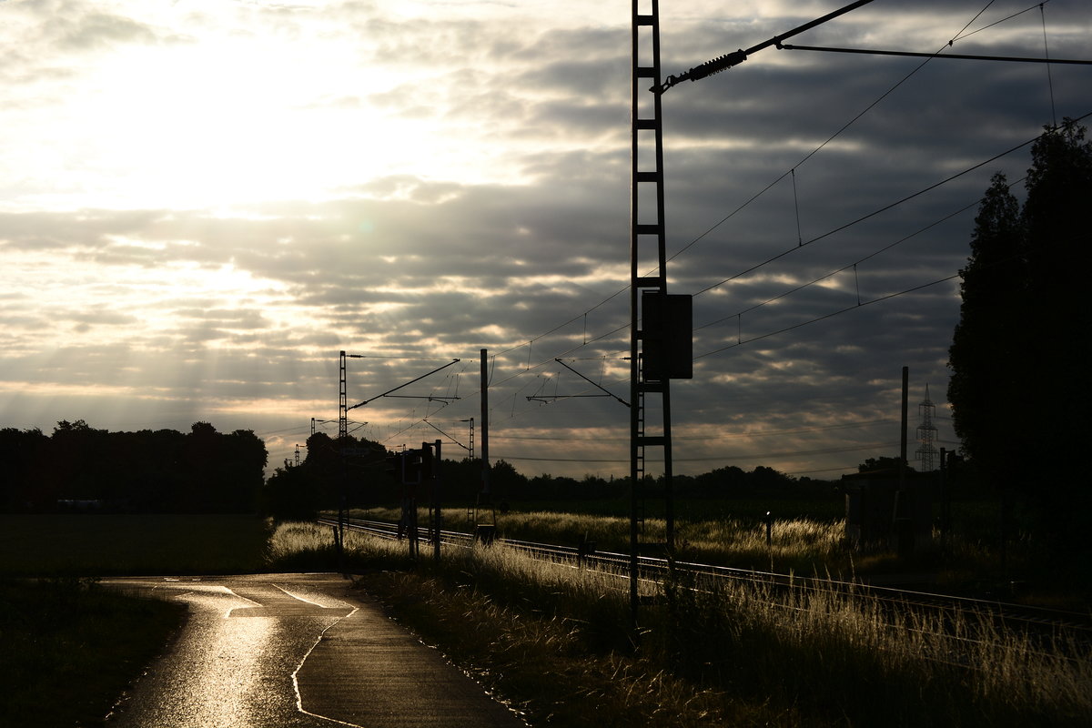 Morgen Impression am Bahnübergang Lerchenfeldstraße in Anrath.

Anrath 24.06.2017