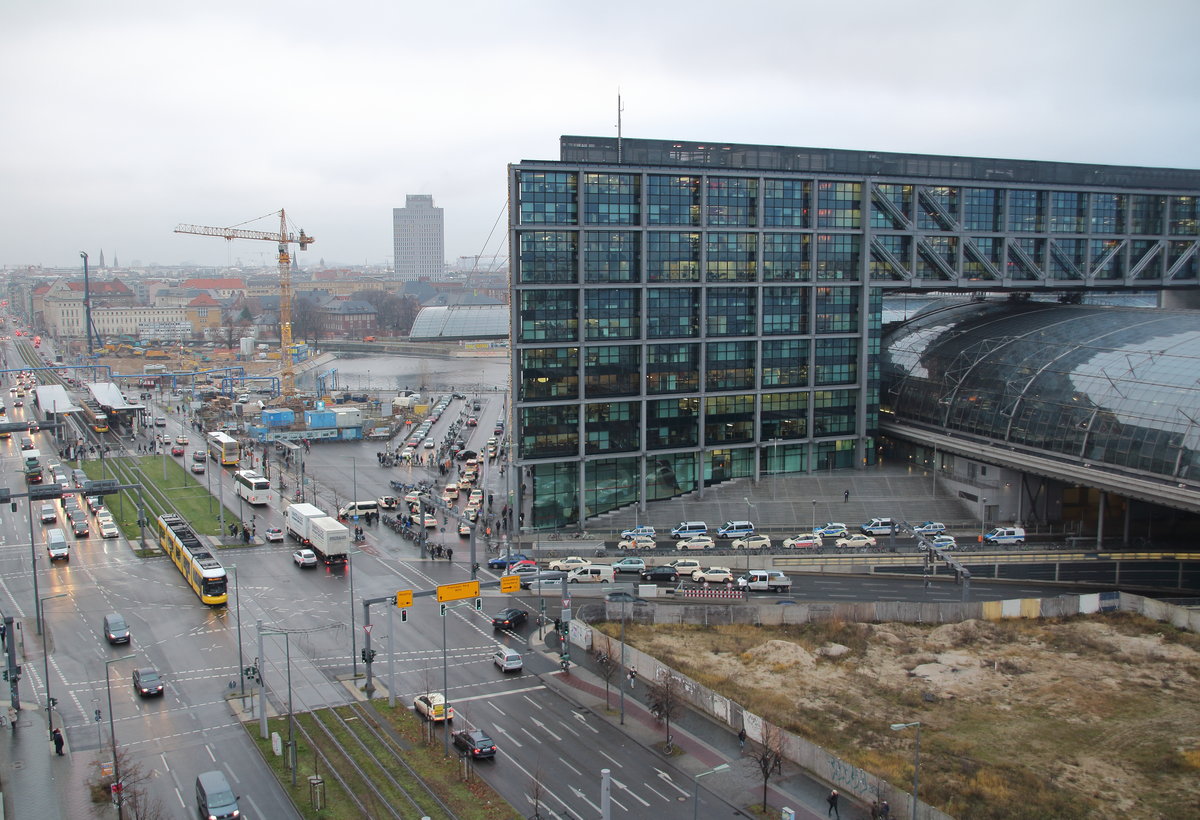 Morgendlicher Blick von meinem Hotelzimmer auf die Nordseite des Berliner Hauptbahnhofs mit dem Europaplatz und der Tram Haltestelle.

Berlin Hbf, 14. Dezember 2016