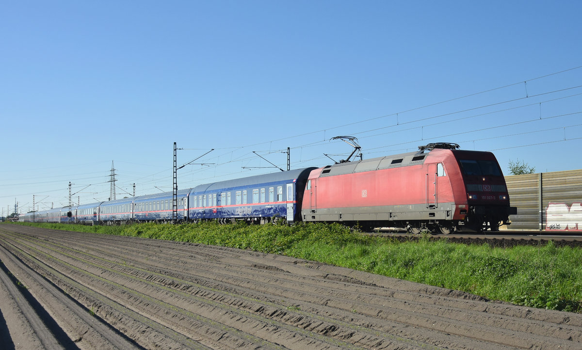 Morgendlicher NightJet kommend aus Richtung Lüneburg. In Front die 101 007-3. Höhe Bardowick, 08.05.2018.