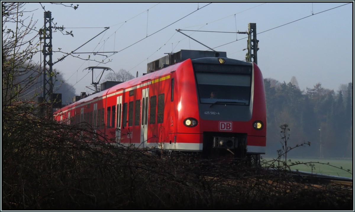 Morgenimpression aus Rimburg im März 2014. Die ersten Sonnenstrahlen des Tages treffen auf die Rhein Niers Bahn,die gerade unterwegs ist.Nebelbänke und Dunst hüllen das Wurmtal in einen Schleier.