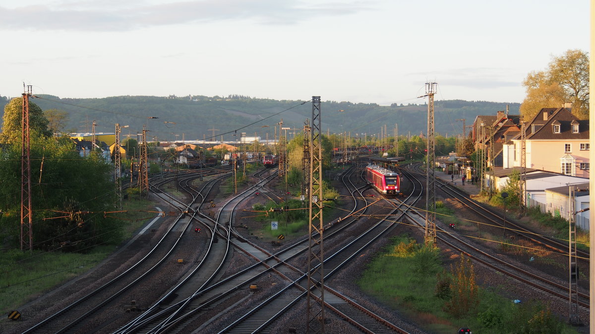 Morgens in aller Früh (gegen 06.53) sollte eigentlich eine Dampf-Doppelausfahrt in Trier-Ehrang stattfinden, aber leider war die eine Dampflok noch nicht in Trier und der Parallelzug kam auch 3 (!) Minuten später.
Vor diesem Ereignis kam allerdings noch als Regelzug und mit Sonnenschein im Antlitz ein Lint81 auf dem Weg nach Köln durch.

Trier-Ehrang, der 28.04.2018