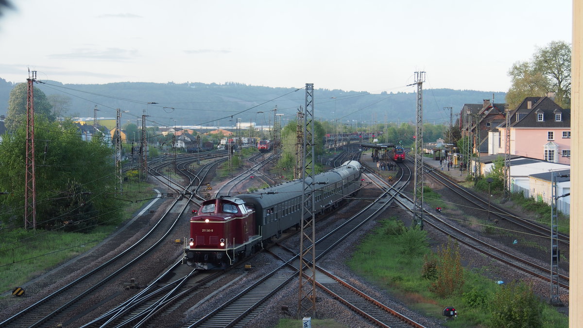 Morgens in aller Früh (gegen 06.53) sollte eigentlich eine Dampf-Doppelausfahrt in Trier-Ehrang stattfinden, aber leider war die eine Dampflok noch nicht in Trier und der Parallelzug (hier zu sehen) kam auch 3 (!) Minuten später - so blieb es bei einer einfachen Durchfahrt von 211 041 mit Silberlingen. 
Mit mir warteten ca. 70 weitere Menschen auf dieses Ereignis anlässlich des Dampfspekatakels 2018.

Trier-Ehrang, der 28.04.2018