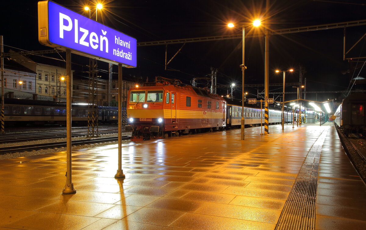 Morgens des 31.10.2023 am Bahnhof Plzen hlavni nadrazi machte sich die S499 2002 mit dem R 664 bereit, die Reise nach Budweis anzutreten. 