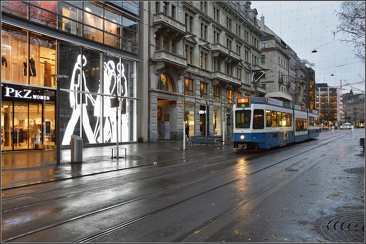 Morgens müssen auch in Zürich die Passanten noch simuliert werden. Sänfte Be 4/8 2111 im Dezember 2015.
