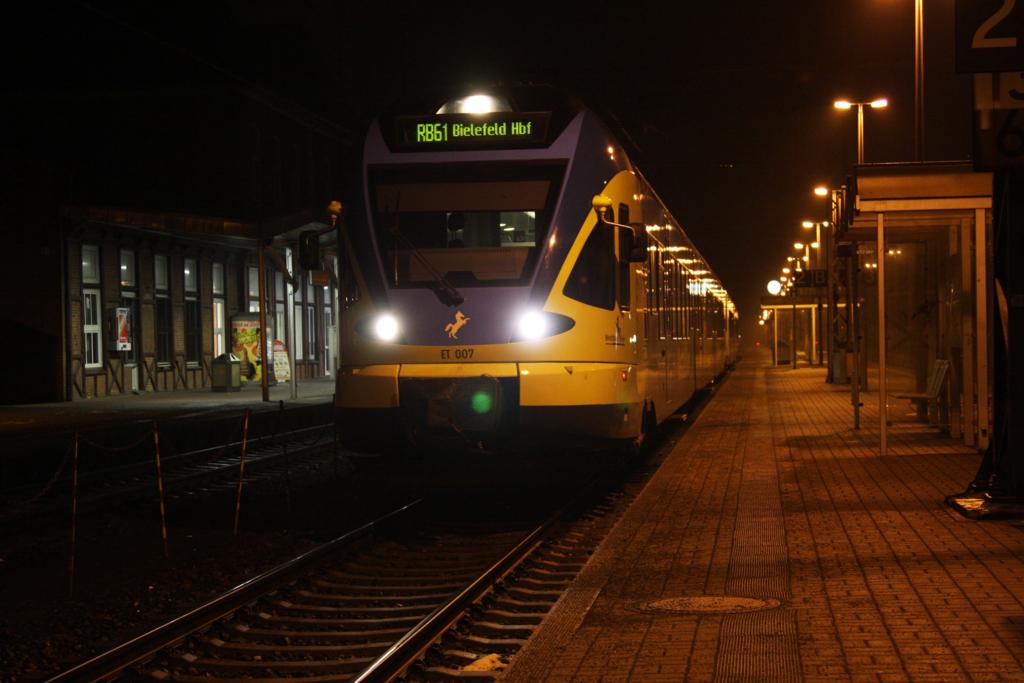 Morgens um 6.10 Uhr wartet am 3.2.2015 der WFB ET 007 im Grenzbahnhof Bad Bentheim auf Fahrgäste in Richtung Osnabrück - Bielefeld.
