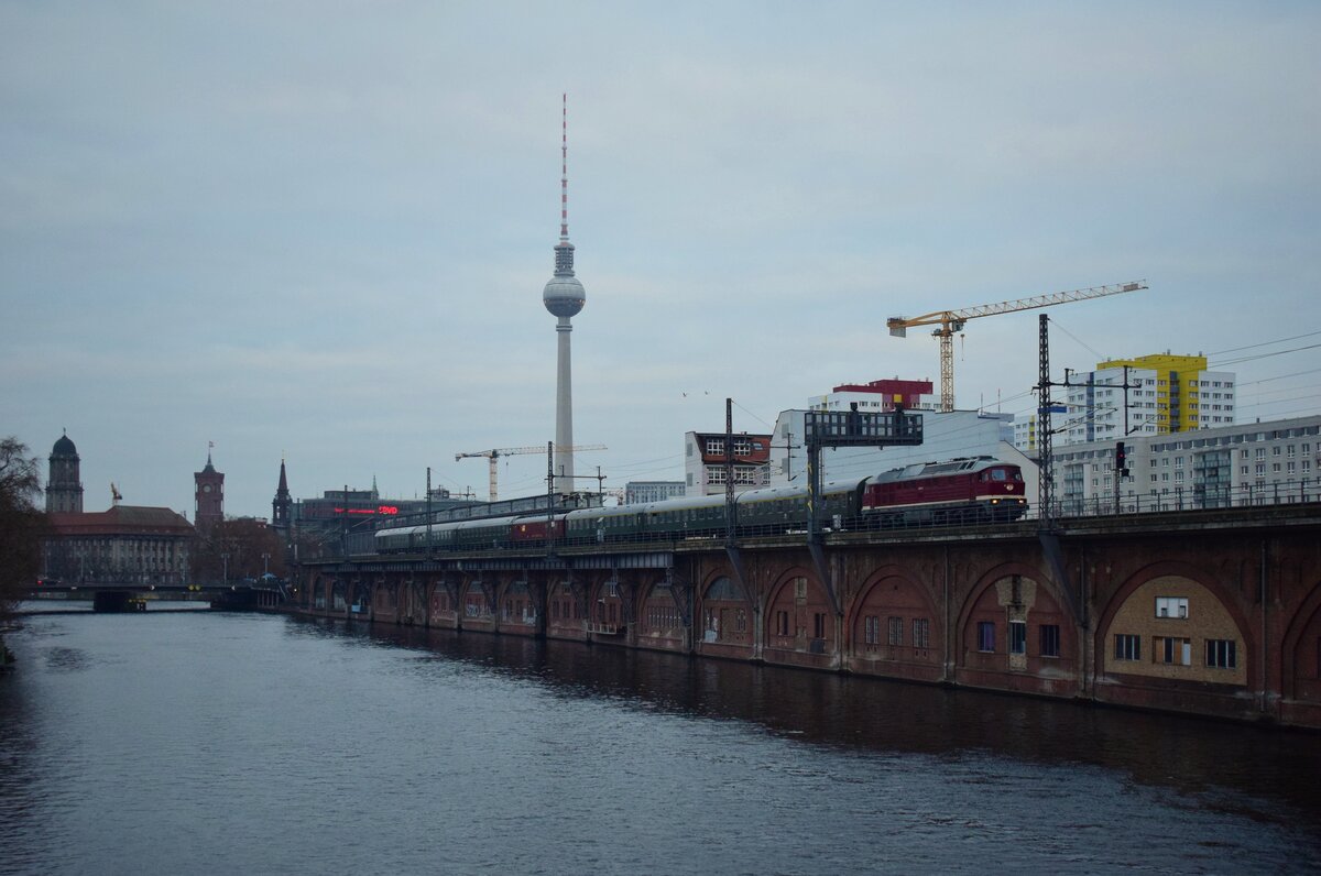 Morgens um kurz vor 9 heult 232 601 mit ihrem Sonderzug nach Görlitz über die Stadtbahn. Hier passert sie gerade die Station Jannowitzbrücke.

Berlin 16.12.2023