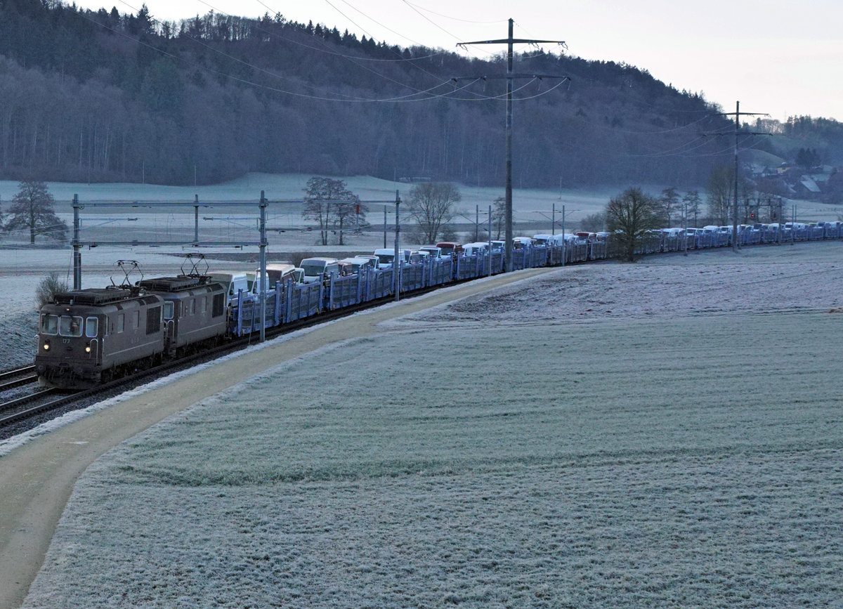 Morgenstimmung vom 19. Januar 2020 mit einem der sehr selten gewordenen BLS Güterzügen mit Re 425 bei Bettenhausen.
Bei grosser Kälte brachten die Re 425 177 und Re 425 188 einen sehr langen Autozug in Richtung Norden.
Foto: Walter Ruetsch