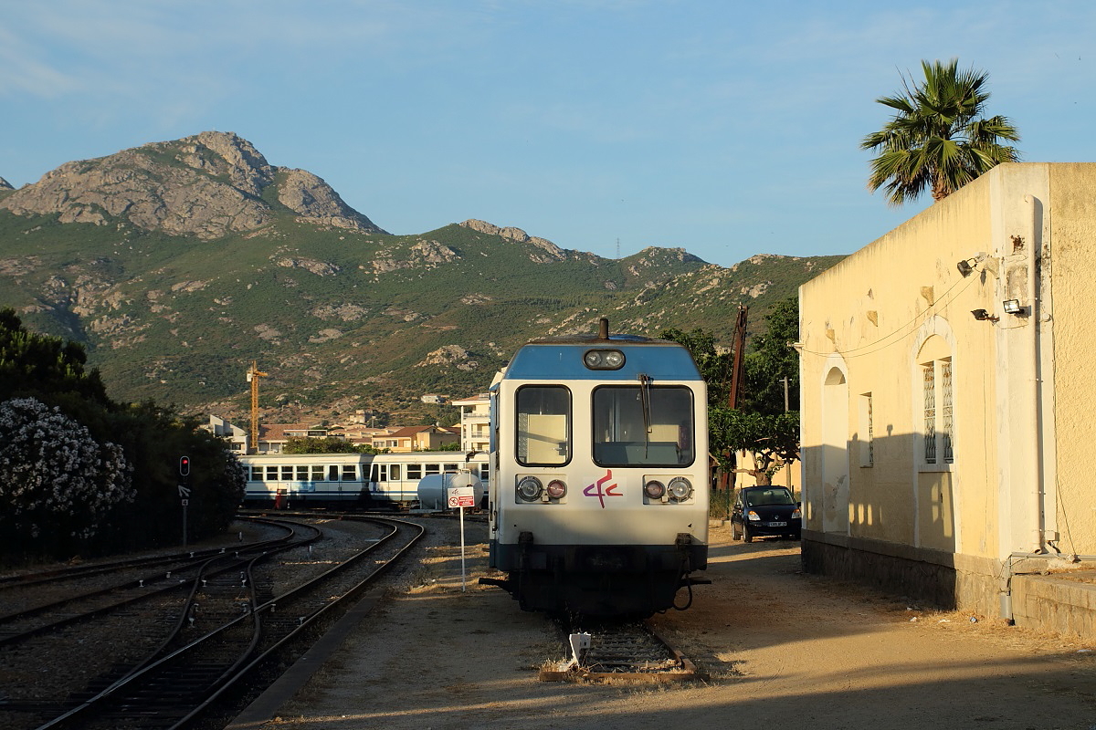 Morgenstimmung im Bahnhof Calvi am 12.06.2014, im Vordergrund Reservetriebwagen X 97055, dahinter X 97051 und XR 9701