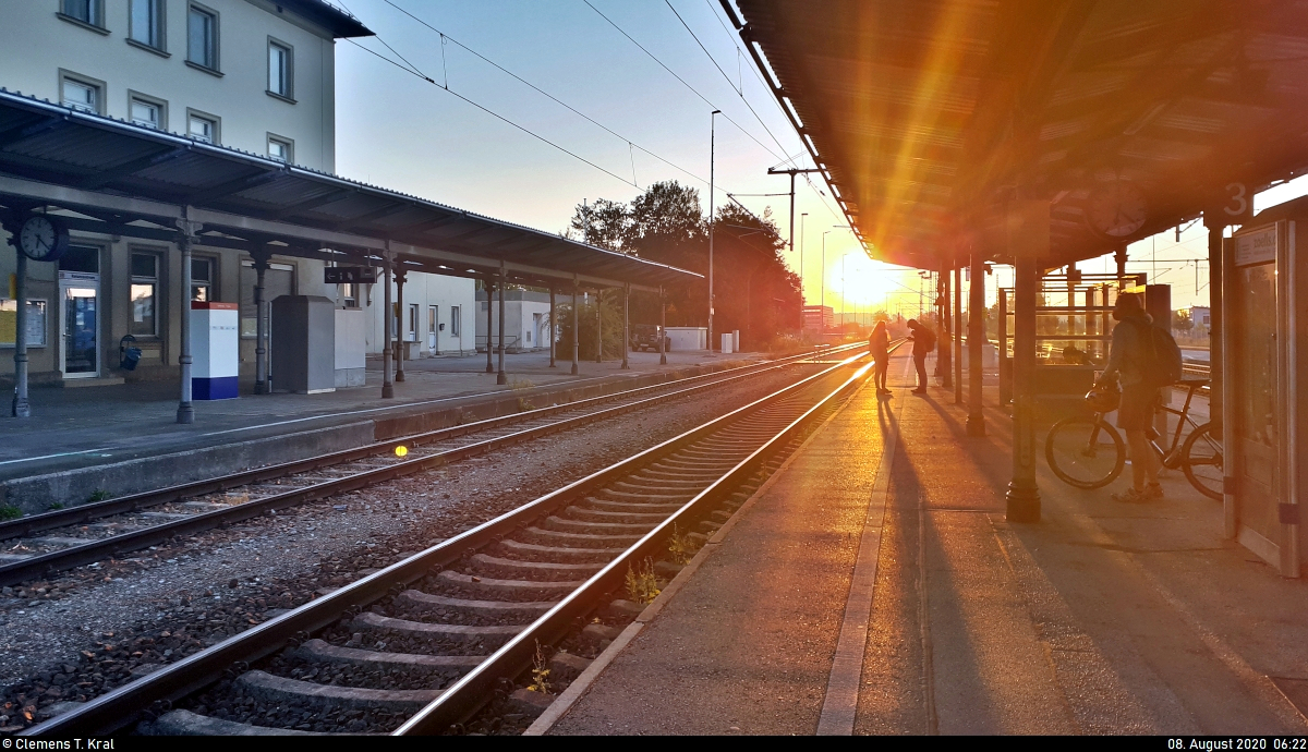 Morgenstimmung im Bahnhof Kaufering.
(Smartphone-Aufnahme)

🕓 8.8.2020 | 6:22 Uhr