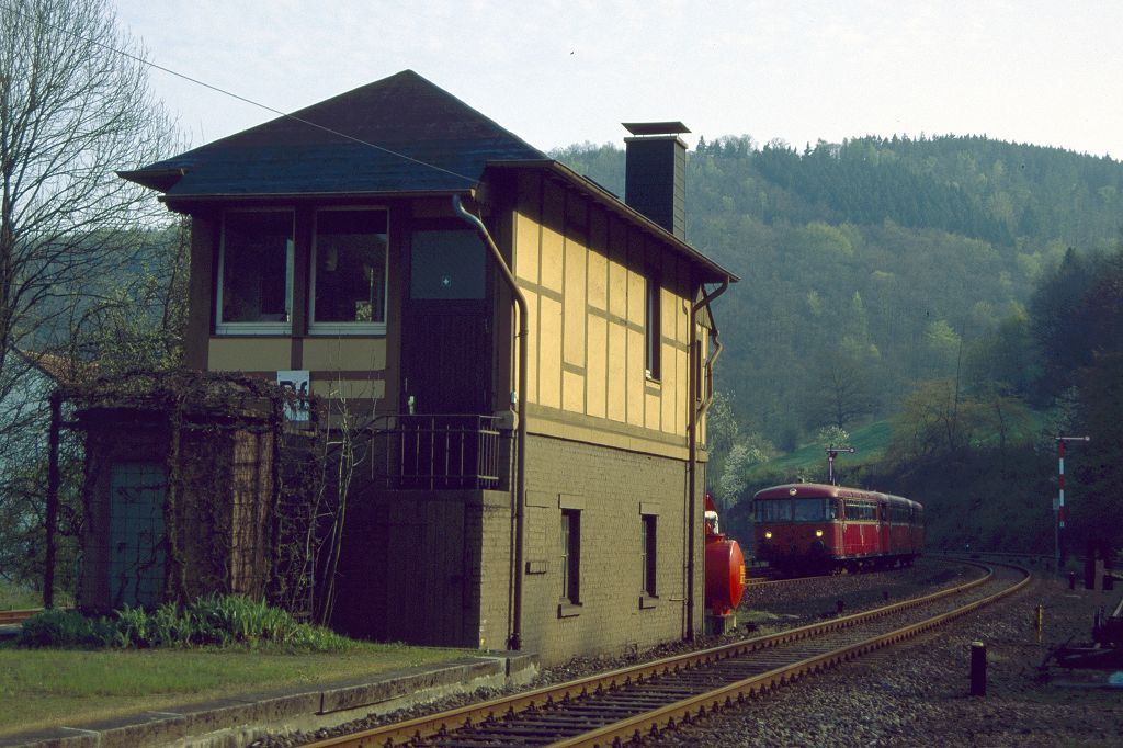 Morgenstimmung mit 796 702 am Stellwerk in Rummenohl (30.04.1995)