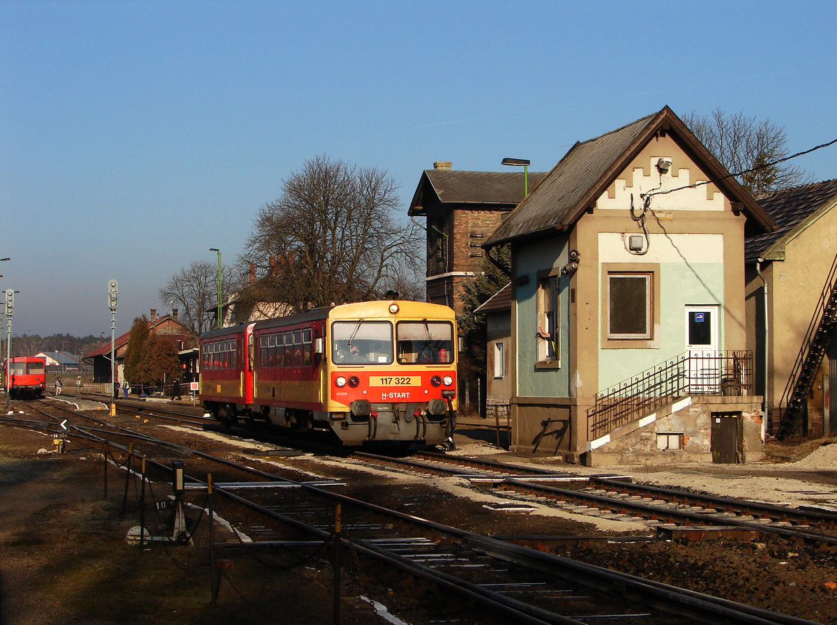 Morgenstimmung in Tapolca. Die 117 322 (Bzmot) im wunderschönen Licht verlässt Bahnhof Tapolca. 
30.12.2016.