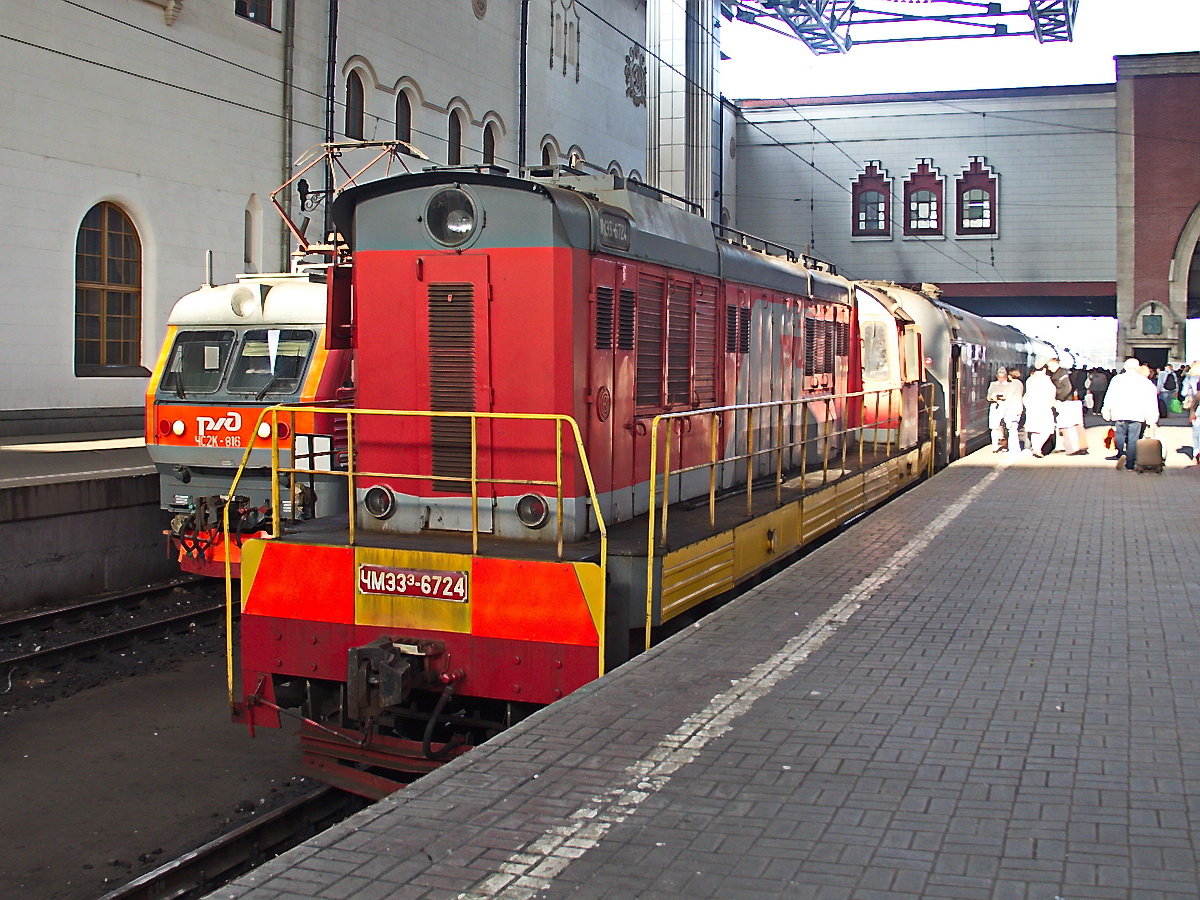 Moskau, im Kasaner Bahnhof am 10. September 2017 steht ChME3³-6724 vor einem Personenzug am 10. September 2017.  