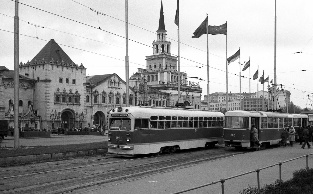 Moskau Tram__MTW-82A Nr.1241 und T3SU 1883 vor dem Kasaner Bahnhof.__10_1977