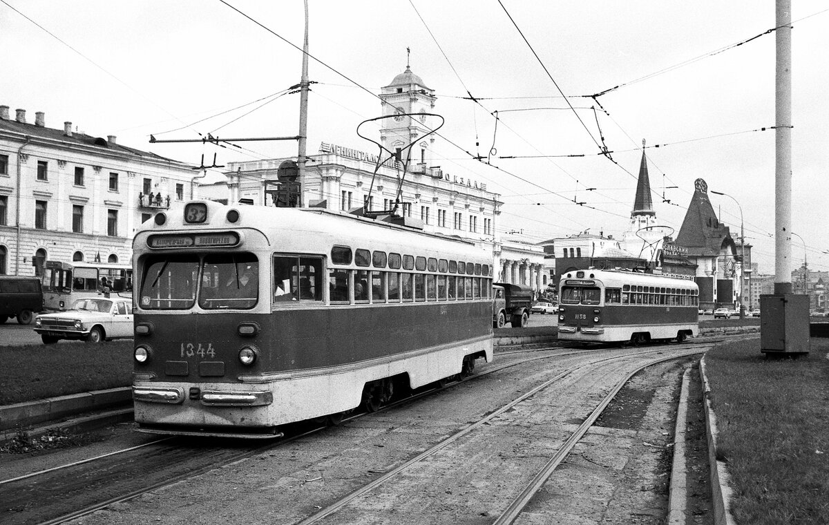 Moskau Tram__MTW-82A Nr.1344 und 1158 auf den Linien 37 und 32 am 'Platz der 3 Bahnhöfe' vor dem Leningrader Bahnhof.__10_1977