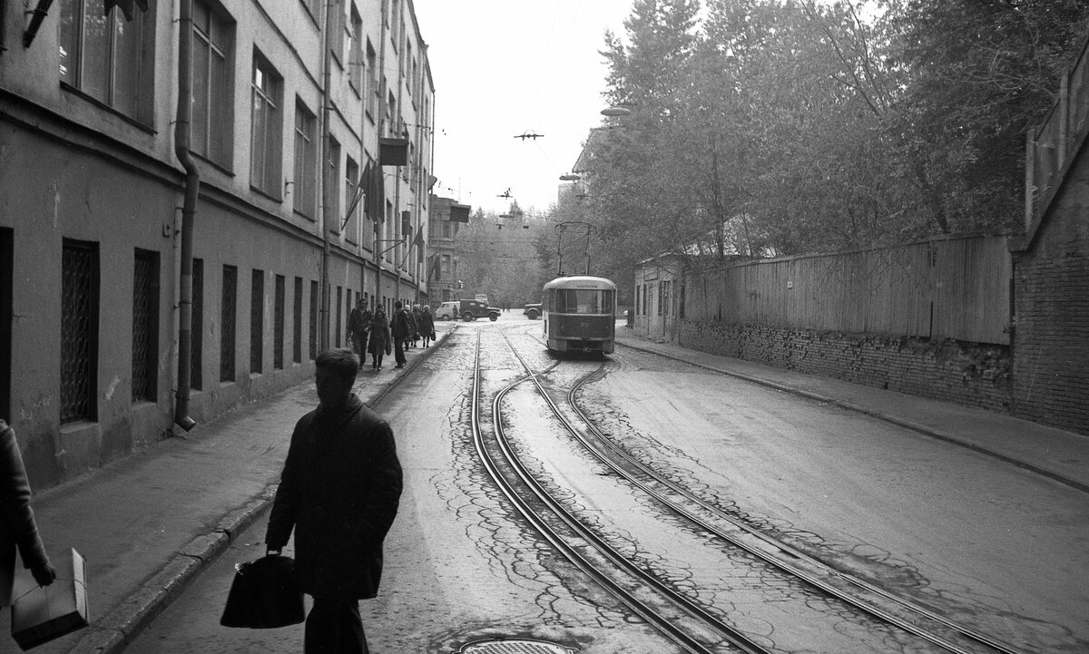 Moskau Tram__Straßenszene mit Gleisverschlingung und T3 Solo-Tw.__10_1977