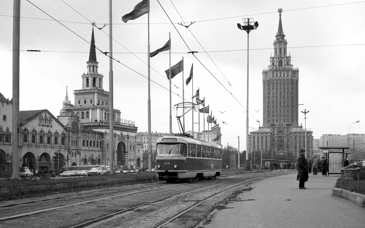 Moskau Tram__T3SU 658 am 'Platz der 3 Bahnhöfe' vor dem Kasaner Bahnhof. Rechts das Hotel 'Leningradskaja'__10_1977