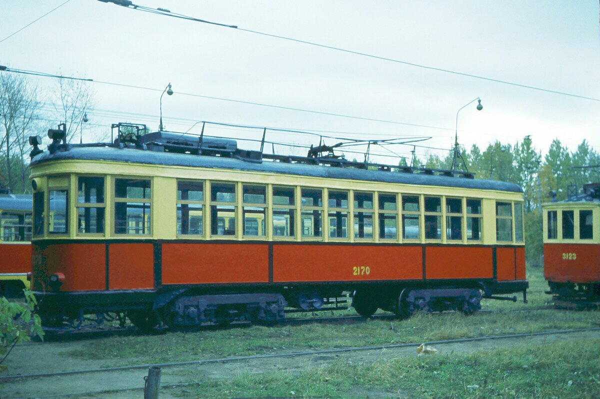 Moskau_04-10-1977_Tw 2170 Depot_Baumannska. Heute in anderer Farbgebung als Museumswagen unterwegs.