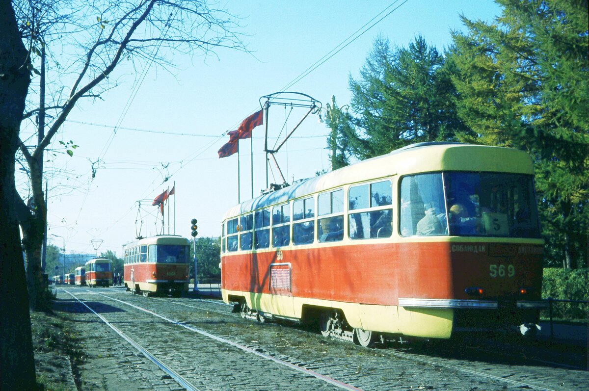 Moskau_10-1977_Tatras T3SU [569]u.a. Haltestelle 'BДHX' ( Ausstellung der Errungenschaften der Volkswirtschaft )