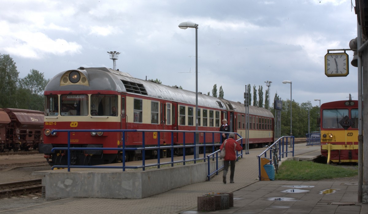 Motiv verdeckt müßte es sicher heißen, wenn es hier um  NIKOLKA    TW der BR 254 027 - 0 ginge, der Fotograf möchte aber auf den modernisierten Bahnsteig  hinweisen, dieser ist für eine tschechische Kleinstadt, Neratovice, nicht unbedingt üblich. 
13.05.2014 11:30 Uhr.