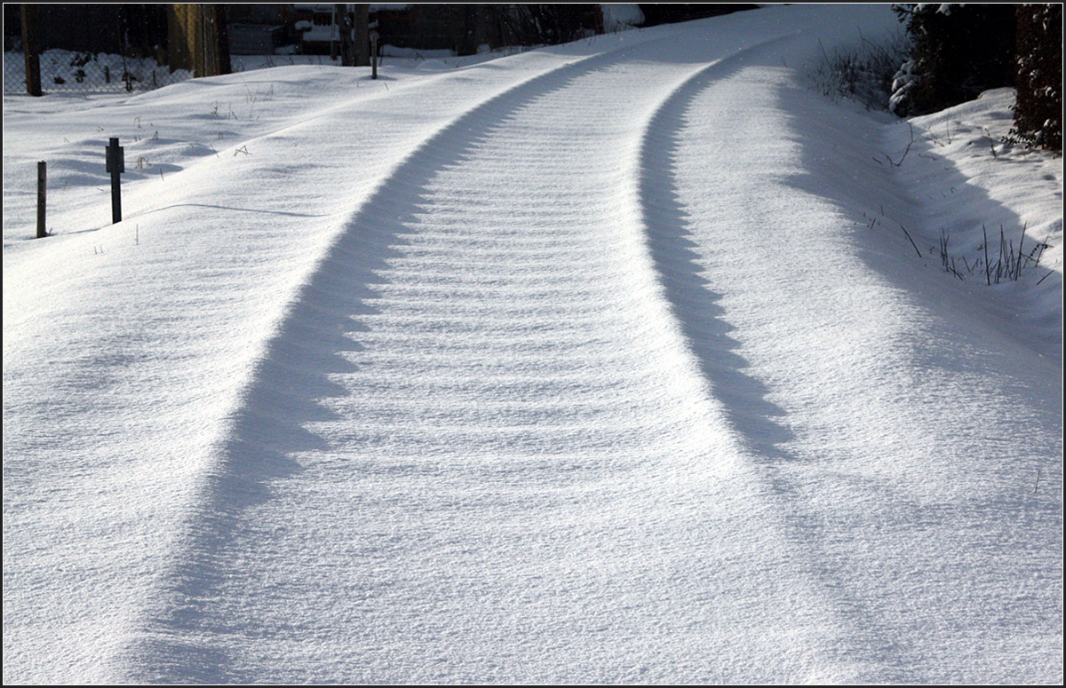 Motiv verdeckt -

...und doch deutlich erkennbar. Von Schnee verdeckt liegt das Gleis der nur an einzelnen Tagen im Sommer betriebenen Lokalbahn Amstetten - Gerstetten.

Amstetten, 17.01.2016 (M)