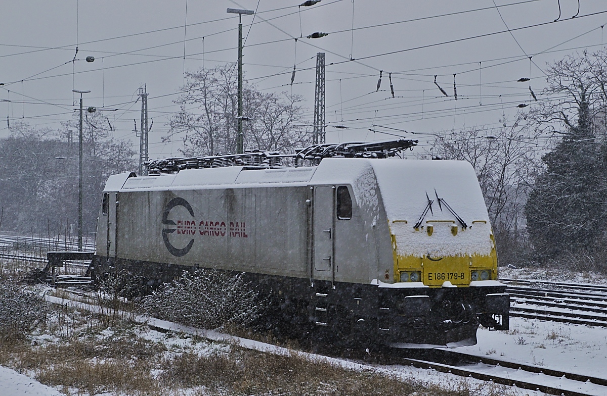 Motiv verschneit: E 186 179-8 von Euro Cargo Rail am 17.01.2024 im Neusser Hauptbahnhof