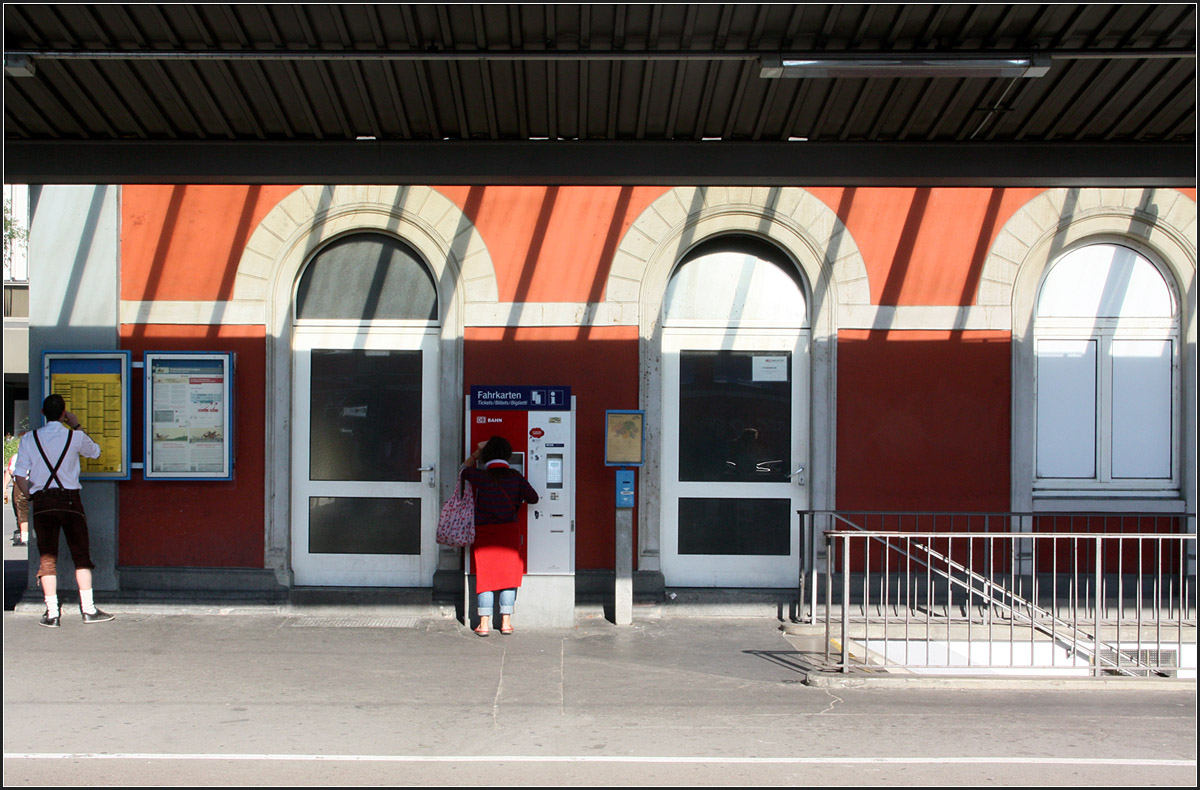 Motive am Rande einer Bahnfahrt -

Bahnhofs-Szenerie in Singen. Beim Umsteigen entstand dann dieses Bild mit dem Licht und Schattenspiel auf dem Bahnhofsgebäude und den typischen Bahnhofsutensilien, wie Fahrpläne, Fahrkartenautomat und Treppenabgang.

27.09.2014 (M)