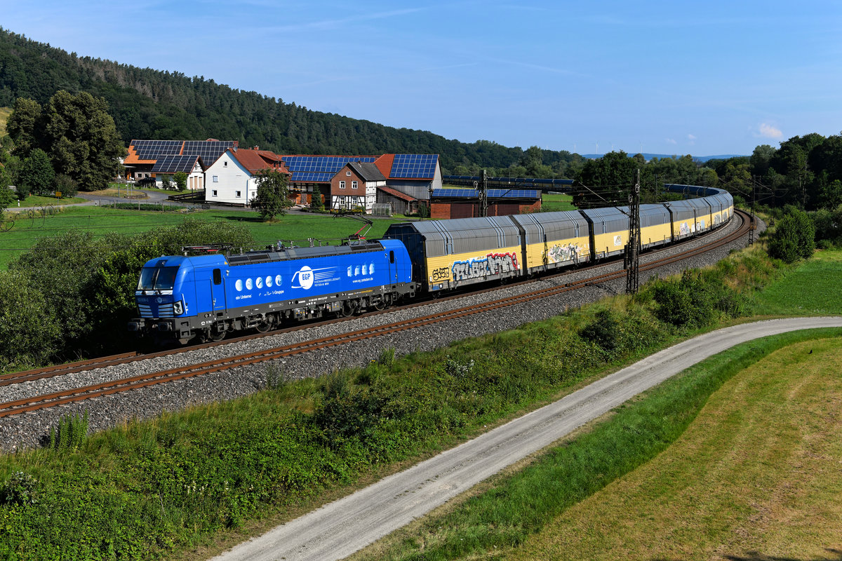 Motivklassiker an der Nord-Süd-Strecke: Auch wenn der Blick auf den kleinen osthessischen Ort Hermannspiegel hundertfach im Internet vertreten ist, stelle ich mich nach wie vor gerne auf die dortige Brücke und warte auf die Dinge, die da kommen mögen. Am 18. Juli 2020 konnte ich beispielsweise die Durchfahrt des DGS 68717 von Bremerhaven Kaiserhafen nach München Milbertshofen dort beobachten. Der aus geschlossenen Autotransportwagen von ARS gebildete Ganzzug wurde von der EGP 193 838 quer durch die Republik zu seinem Ziel gebracht. 