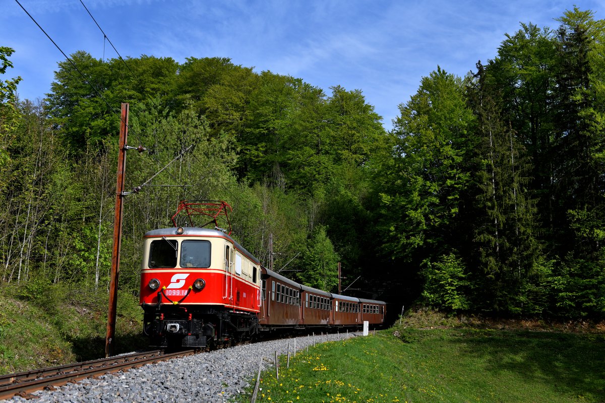 Motivvariation am Stettenriegeltunnel. In Schrittgeschwindigkeit hat der geduldige Lokführer auf der E14 den Fotozug noch einen Mastabstand weiter nach vorne gezogen. So kam der klassische Reisezug auf der Mariazellerbahn der 1970-er/1980-er gut zur Geltung und zahlreiches Klicken der Verschlüsse der Kameras war im sonst sehr ruhigen Wald bei Winterbach zu hören (11. Mai 2019).