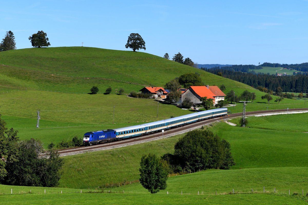 Motivvariation ein paar Meter weiter: Die von Beacon Rail angemietete ER 20 - 015 schlängelt sich mit ihrem ALX 84106 auf der Fahrt zum Bodensee bei Heimhofen durch die malerische Landschaft des Oberallgäus. Die Aufnahme entstand am 29. September 2019. 