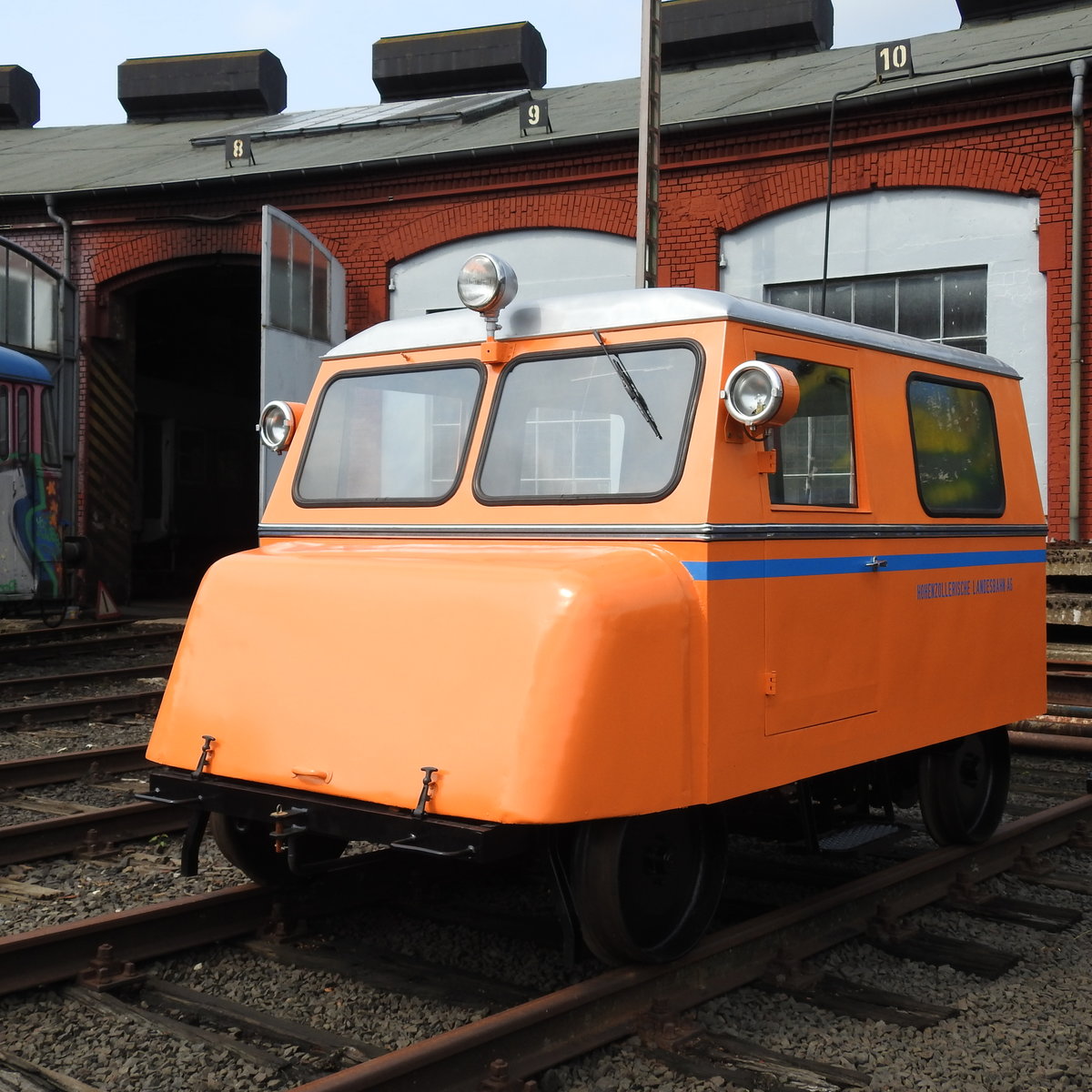 MOTORDRAISINE HOHENZOLLERNBAHN BEIM LOKSCHUPPENFEST SIEGEN `17
Ein knuffiges Bahngefährt,die Motordraisine der HOHENZOLLERISCHEN LANDESBAHN AG,
vermutlich mit dem alten VW-Käfer-Motor,beim Lokschuppenfest SIEGEN
am 26./27.8.2017...
