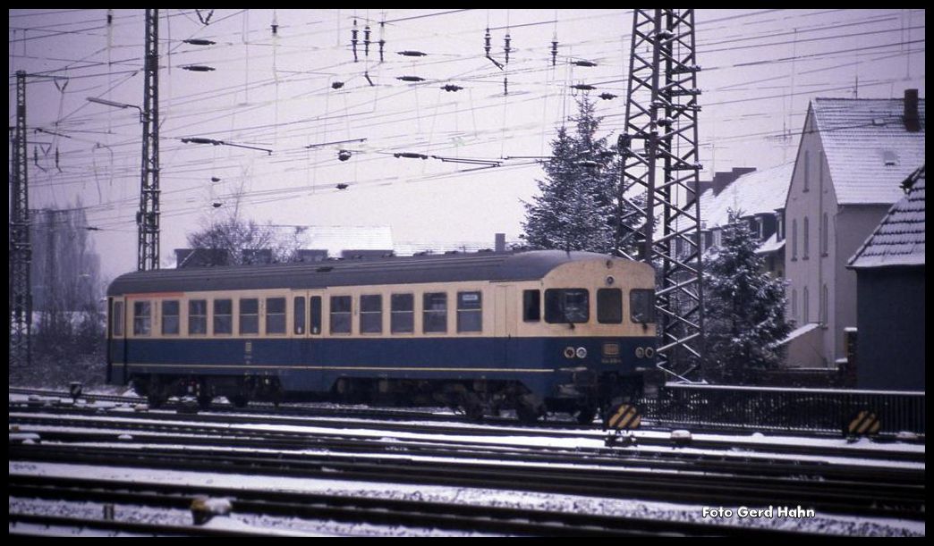 Motorwagen 634508 rangiert solo am 13.2.1991 um 10.00 Uhr im Hauptbahnhof Osnabrück.
