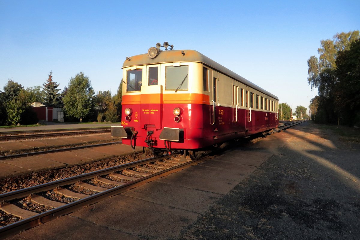 Motorwagen M262-1168 treft am 20 September 2020 in Satalice ein. Jeder Samstag und Sonntag betriebt der KZC Doprava mit diesen Museumsstücke die S-24 und S-34 über Satalice nach Praha hl.n.