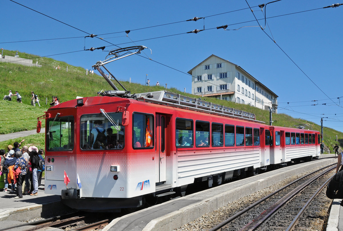Motorwagen Nr. 22 und ein Anhänger der VRB warten an der Bergstation auf der Rigi auf die nächste Fahrt nach Vitznau. Die Aufnahme stammt vom 19.07.2016.