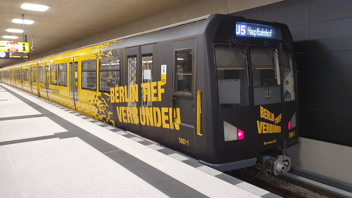 Motto des 2. Adventswochenendes in Berlin im Jahr 2020:  Berlin tief verbunden - die neue U5 .

Eigentlich ja nur ein Lückenschluss zw. der Stummellinie (Kanzlerbahn) U55 und U5 zw. den Stationen  Brandenburger Tor  und  Alexanderplatz .
Hier die teil-folierte Einheit 5001 der Baureihe H in der Station  Unter den Linden .

Berlin, der 05.12.2020