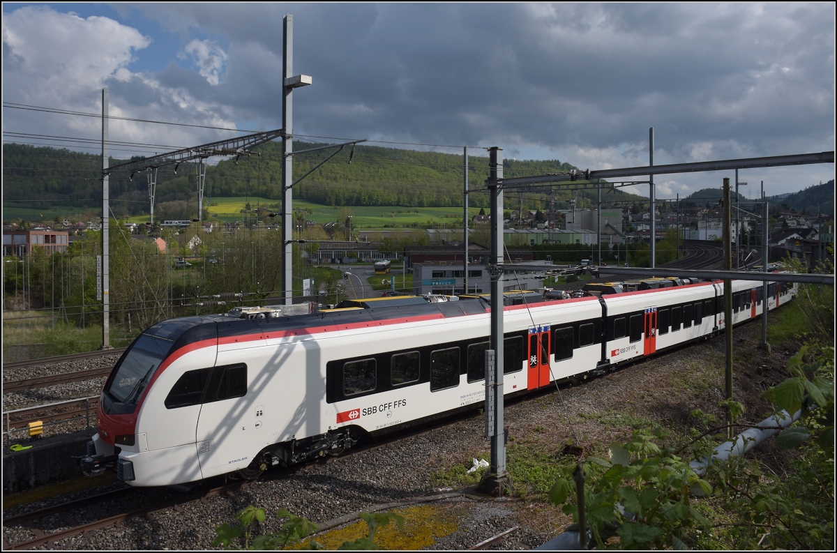 Mouette versteckt in Frick. 

Der nigelnagelneue RABe 523 503 ist auf einem Gleisanschluss in Frick geparkt. April 2022.